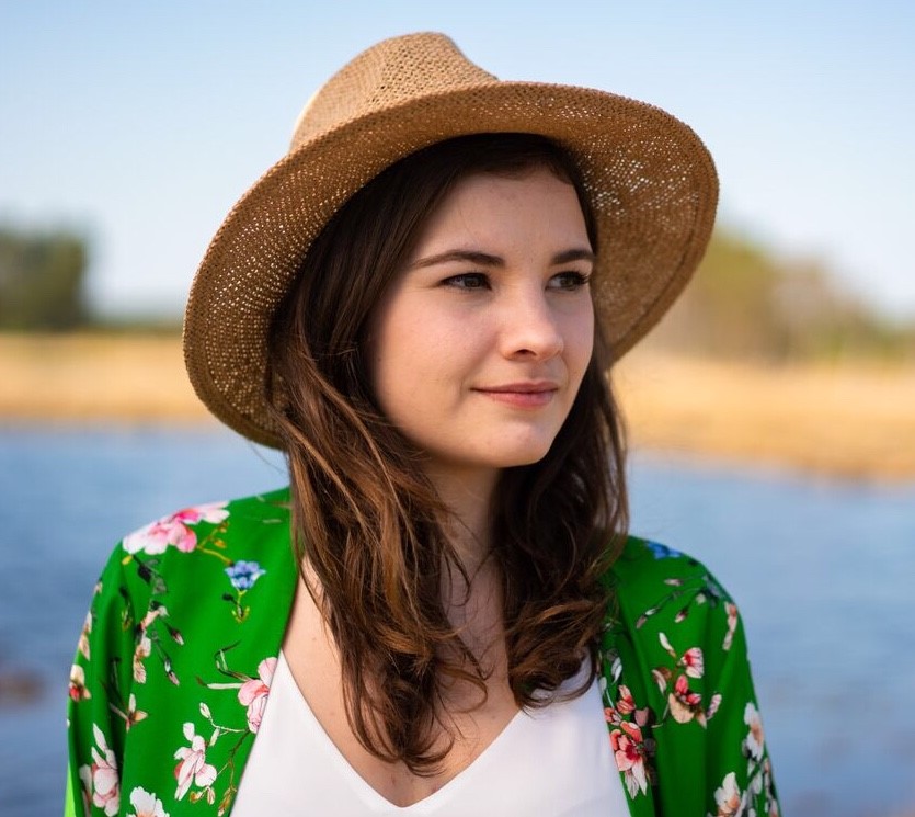 Surrey-Based Singer-Song Writer Rebecca-Jayne Makes Some Noise - RH